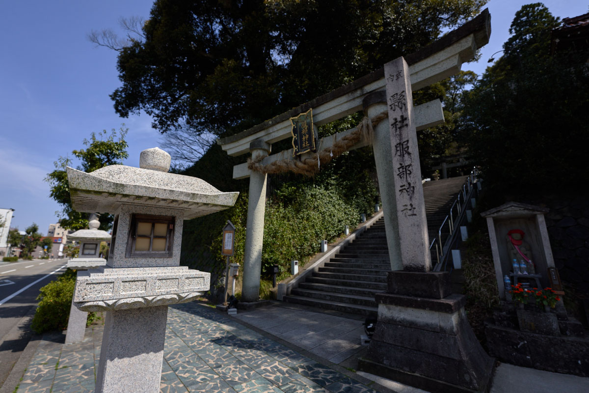 Hatori Shrine’s torii with its shimenawa sacred rope 