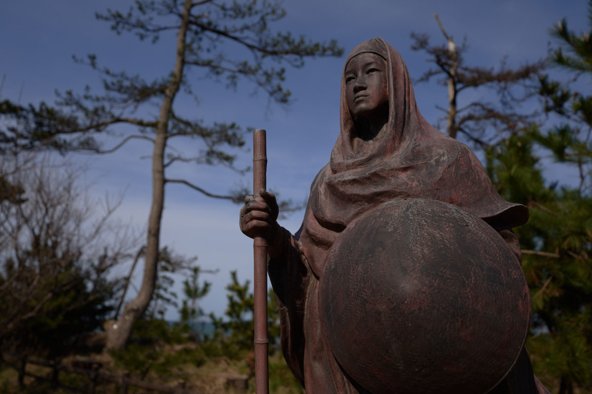 A statue of a young woman, Amagozen