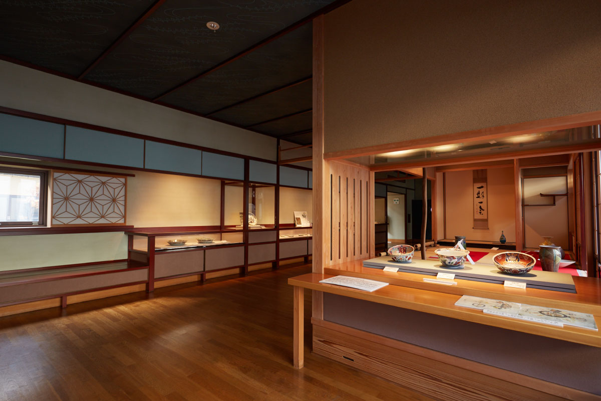 Inside the museum, a small tearoom decorated with beautiful Kutani-yaki