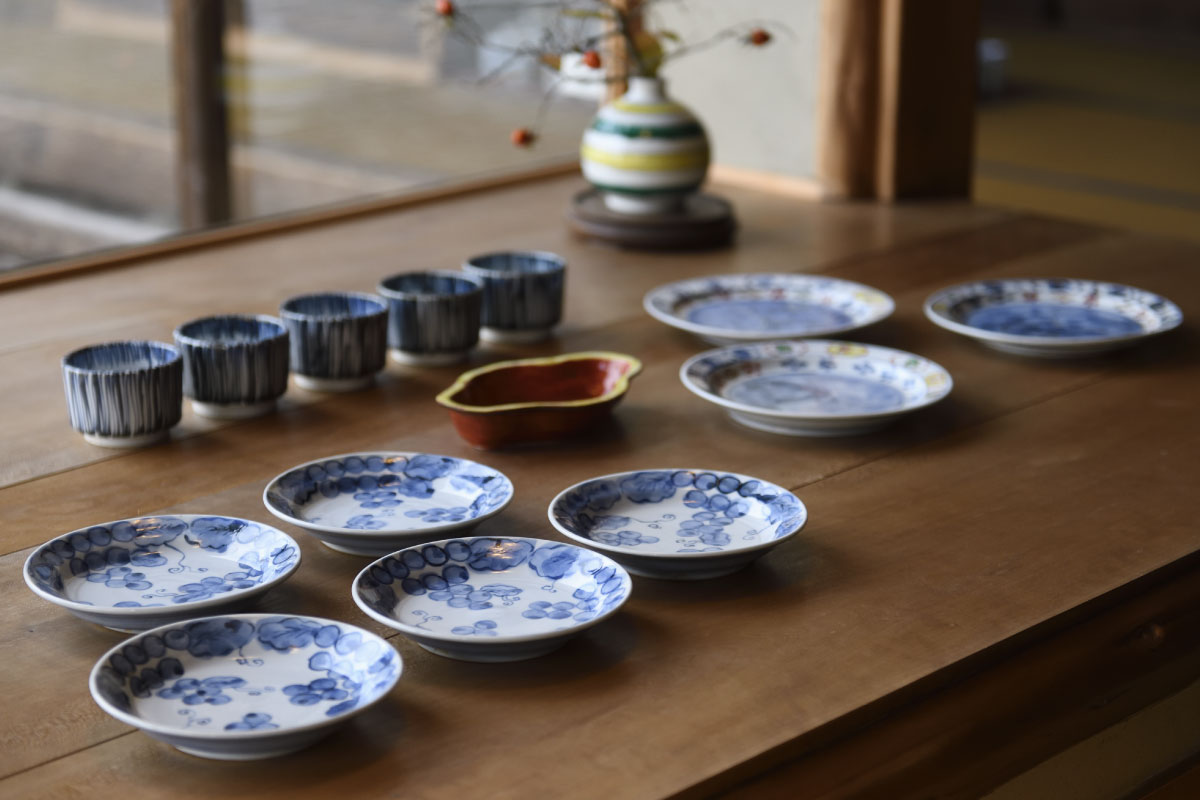  They have beautiful tablewares of Kutani-yaki porcelain