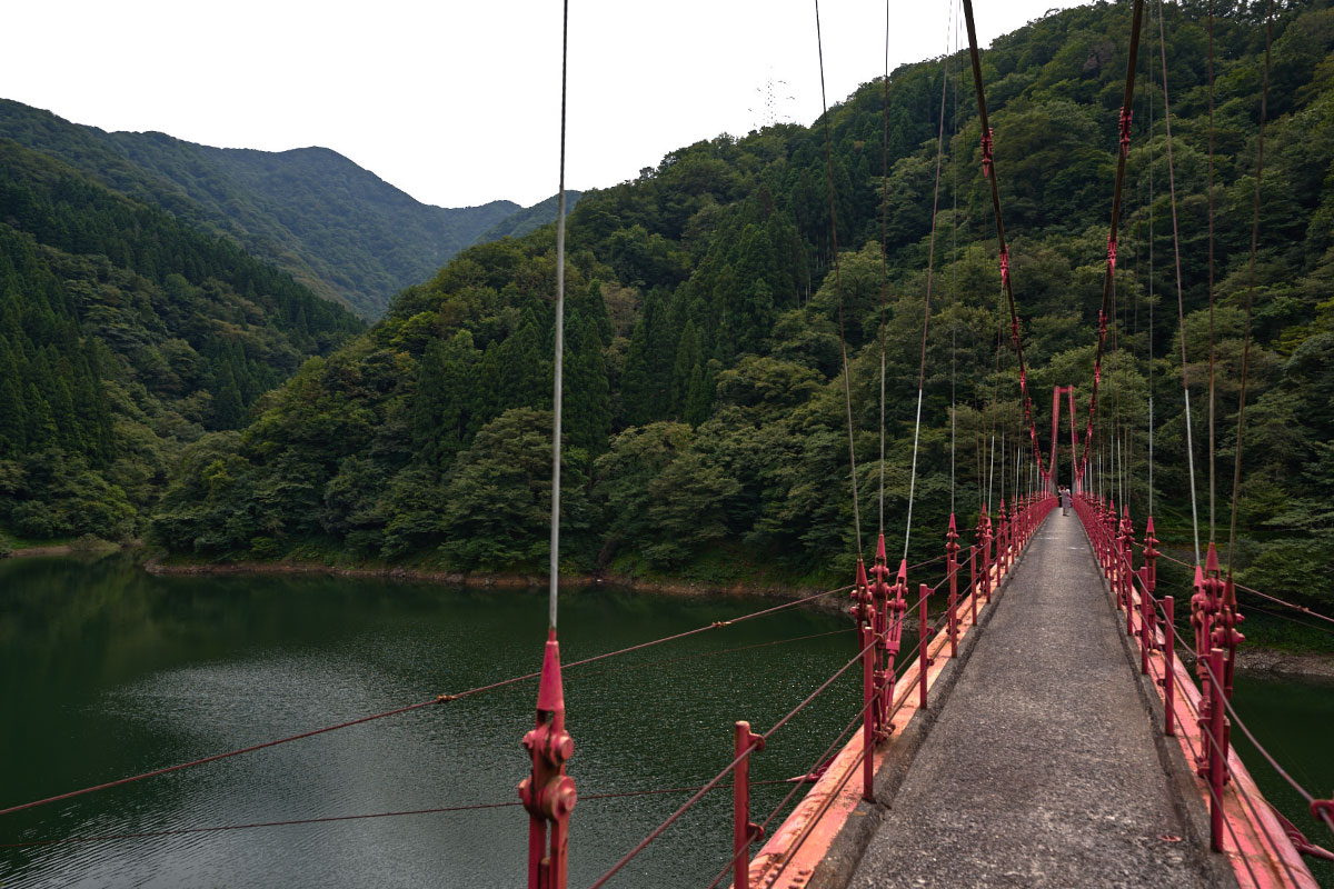  An impressive red suspension bridge along Wagatani Dam