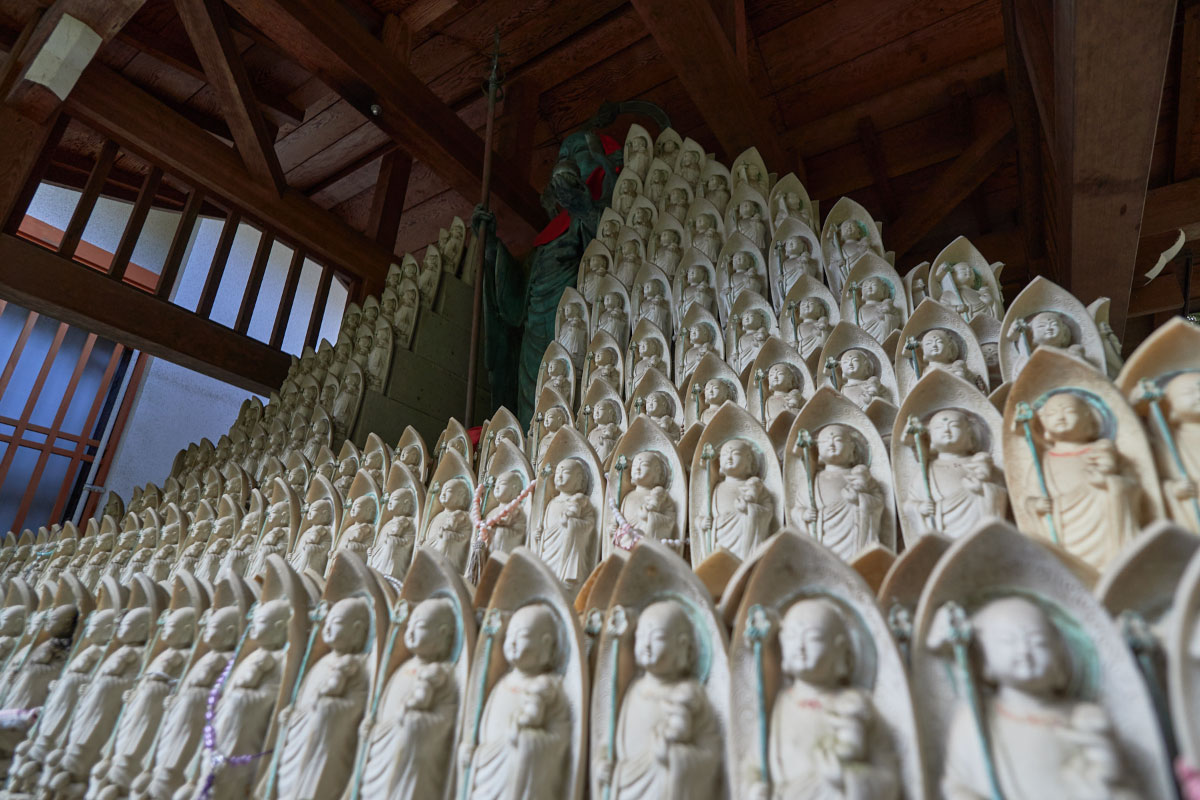 Statues in Yakuoin Onsenji Temple