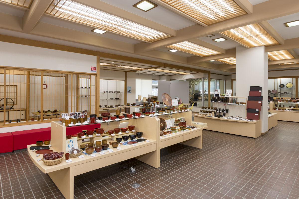 A wide range of traditional Yamanaka lacquerware products