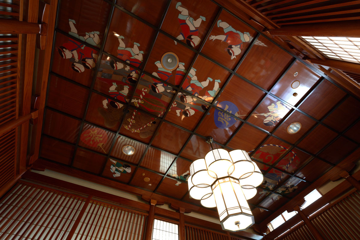 Their ceiling is decorated in Japanese traditional craft Yamanaka lacquerware
