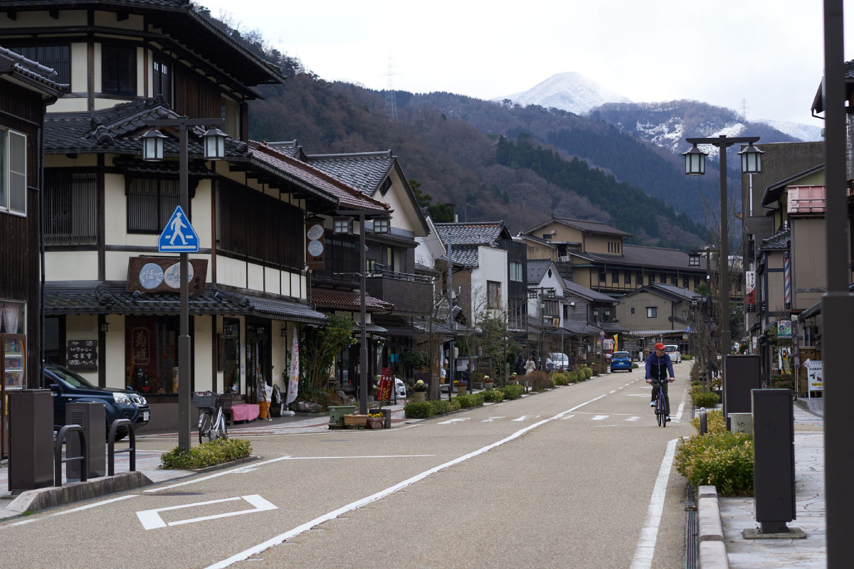 The street locates just near the mountain
