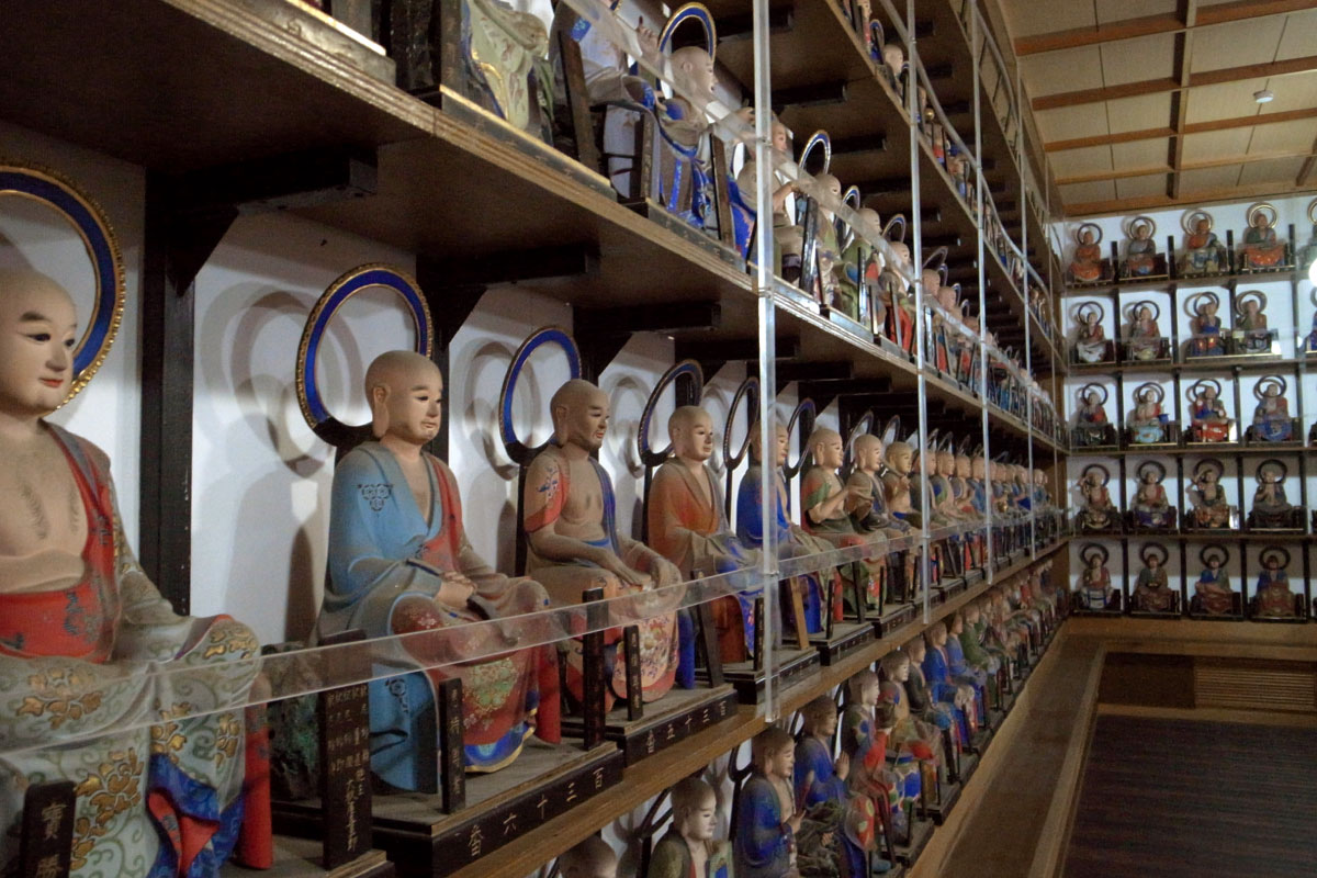 Zenshoji's over 500 small statues of rakan