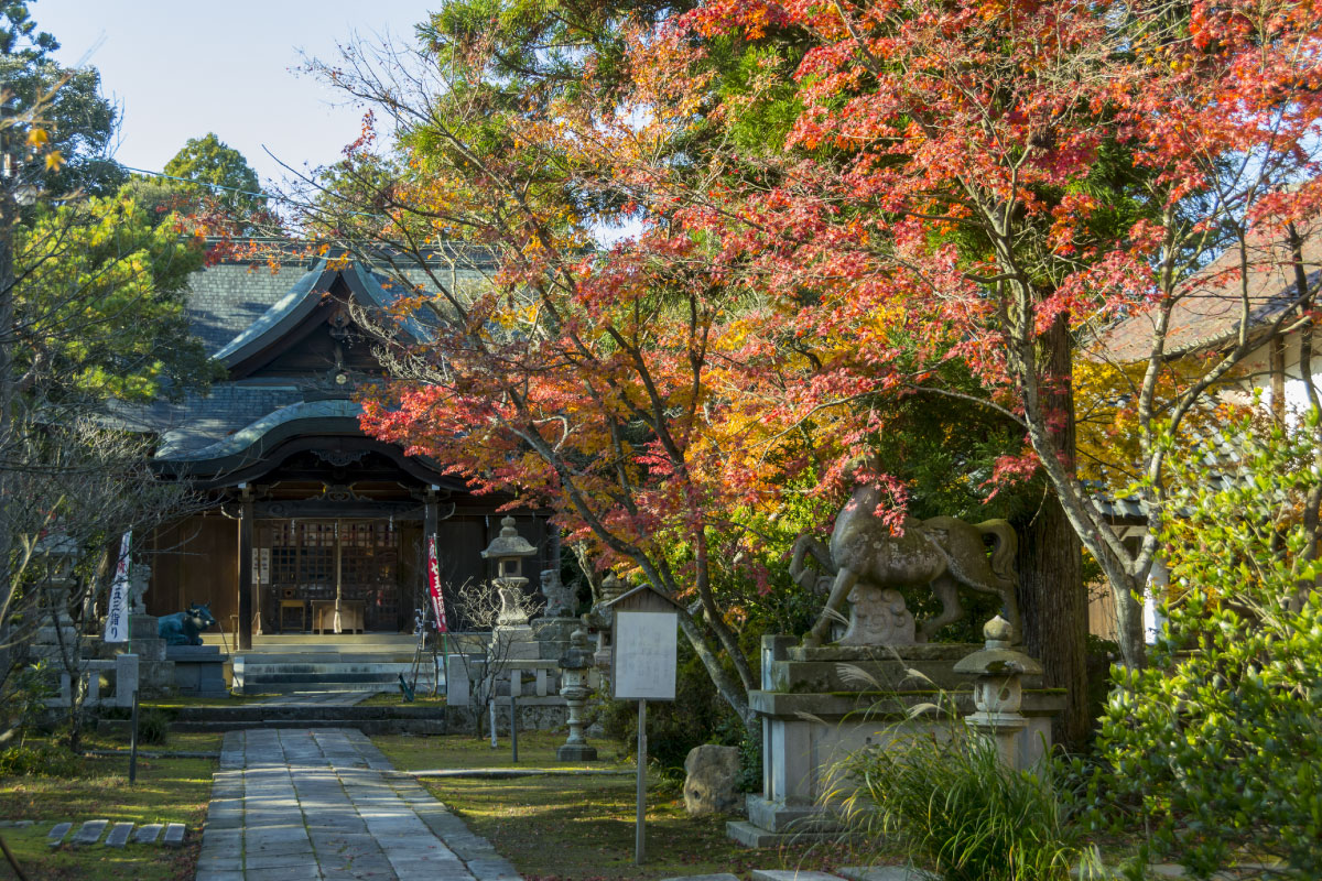 Enuma Shrine in autumn season