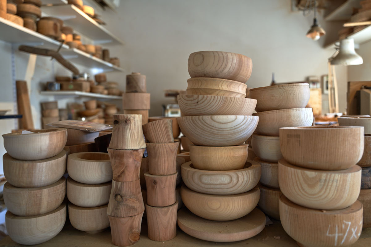 The small and charming woodturning studio of mokume