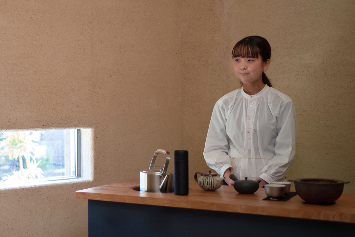 Sophisticated, comfortable tearoom for hōjicha.