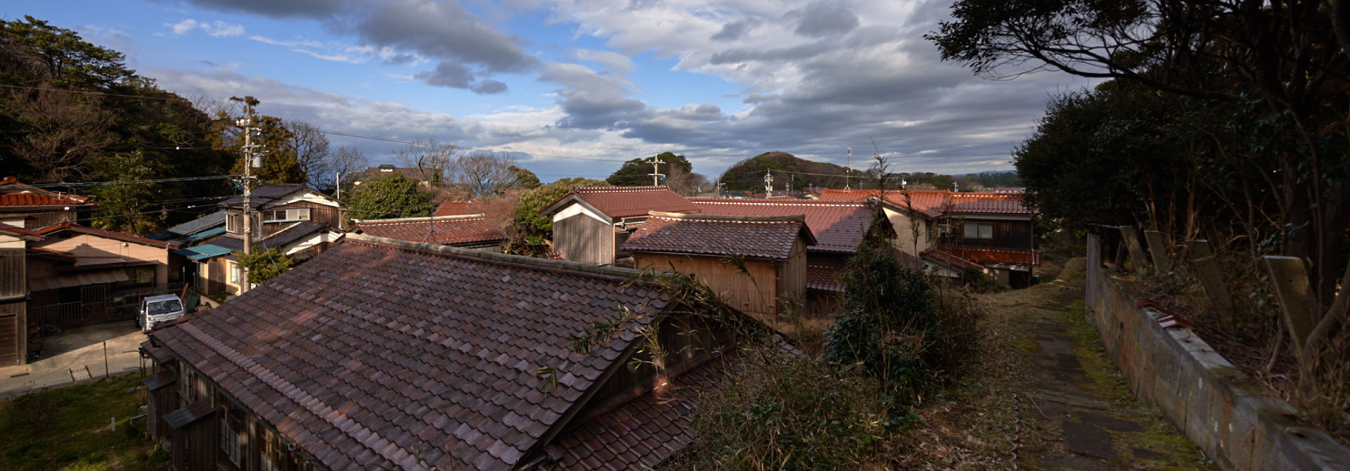 Red-tile roof houses 